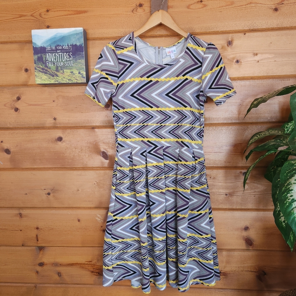 Lularoe 💜 Amelia Fit‎ & Flare Dress Mixed Print Short Sleeve Zip Pockets Medium